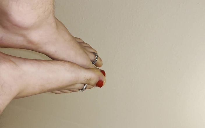 Nail Fetish Babe: 今から成長させる私のきれいな赤い足の爪に誰が射精したいですか?