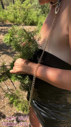 Lady Oups: An Der Leine in Einem Latex-mikrorock Gehalten, Ihr Gesicht Im...