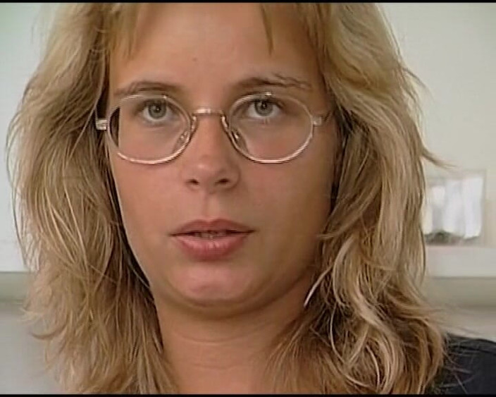 Deutsche XXX Filme: マフで遊ぶ様子を見せているドイツのブロンディ