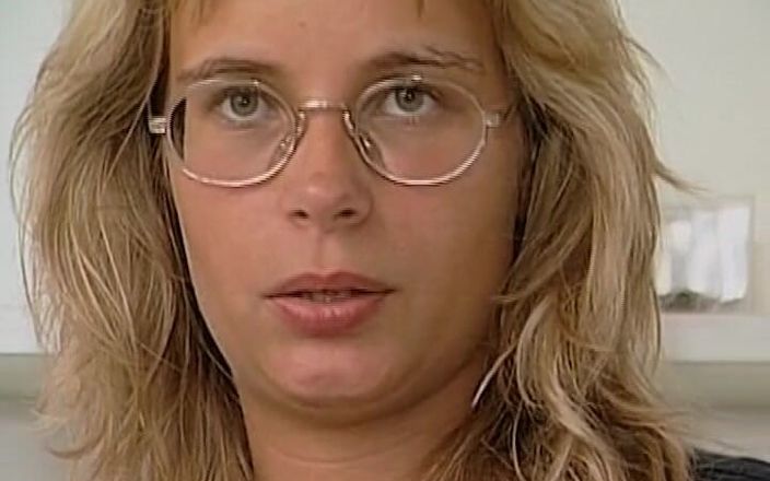 Deutsche XXX Filme: Блондиночка из Германии показывает, как она играет со своим пирожным