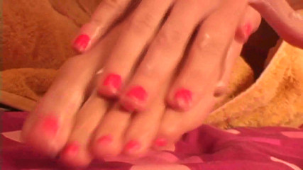 Foot Girls: Picioare cu pedichiură acoperite de ulei de aproape