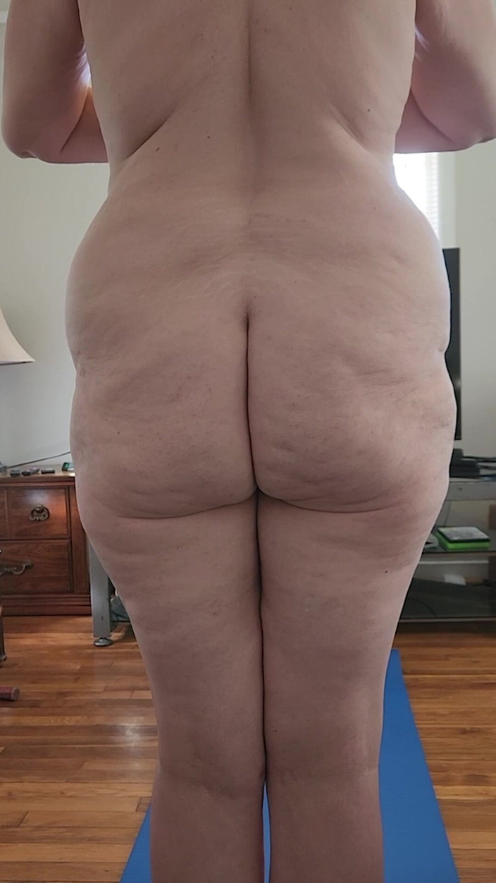 Momma Vee: Gorąca milf robi swoją poranną nagą jogę!