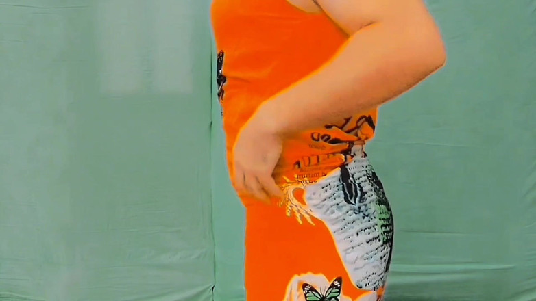 Kitty_Cross: Morbido ragazzo effeminato femminile si scherza in un abito soffice