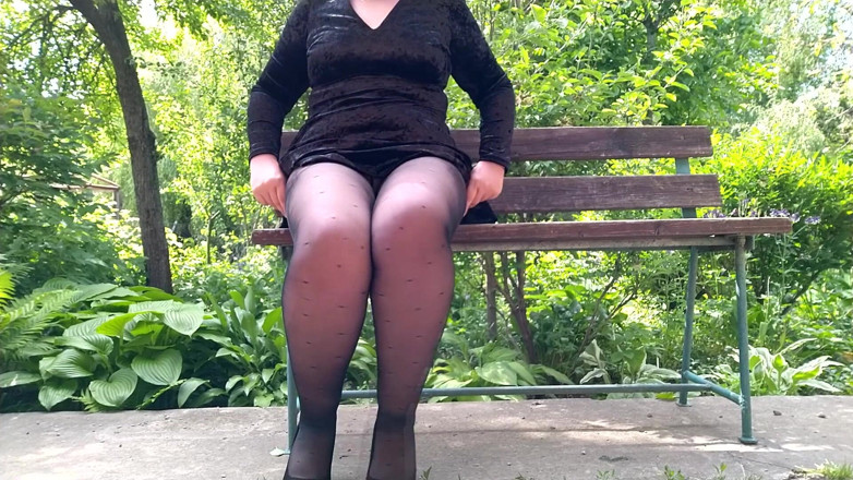 Elena: Mamă sexy obraznică în ciorapi se pișă în parc pe o bancă,...