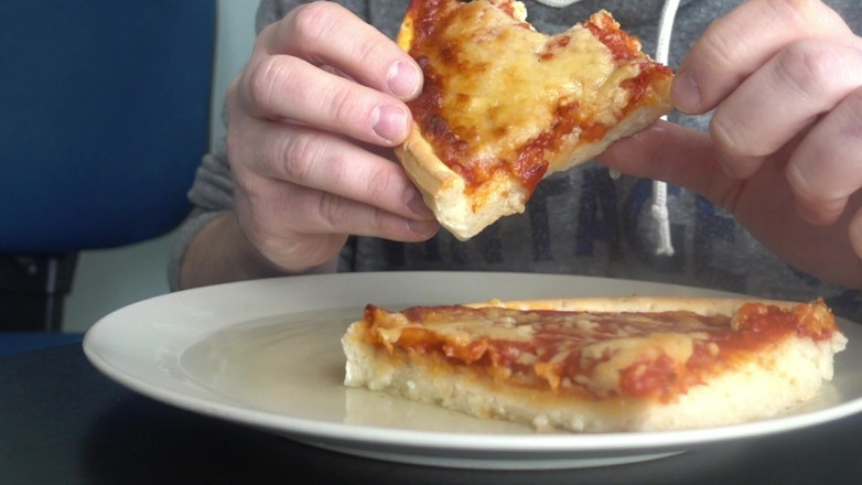 Food Pissplay: Jag kissar på en pizza för att äta den