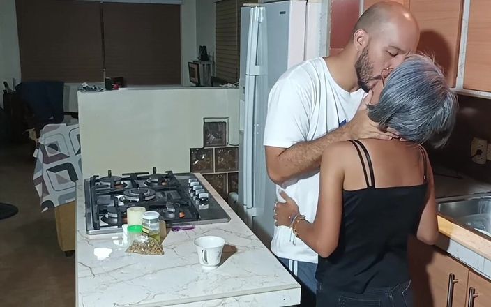 Swingersamateur40: Мій пасинок втішає мене своїм великим членом. Поки мого чоловіка немає вдома.