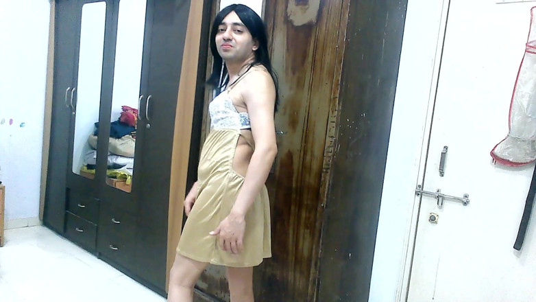 Cute & Nude Crossdresser: Banci panas crossdresser femboy Sweet Lollipop dalam pakaian dalam emas...