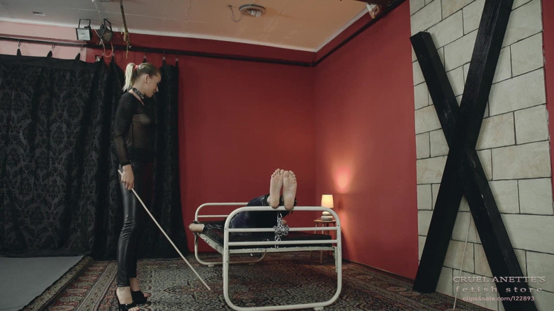 Cruel Anettes fetish world: Bastinado sur le lit