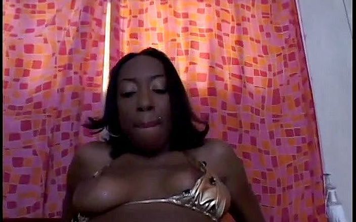 Hot and Wet: Awek hitam comel deepthroat zakar keras dan dikongkek