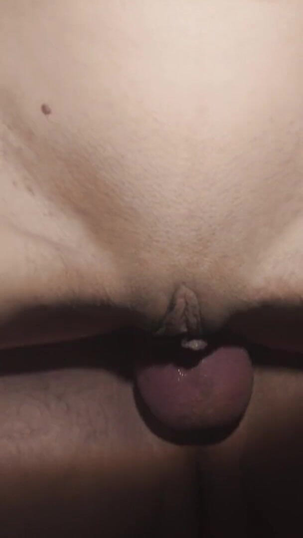 Wet Pussy Fuck: Er fickte schnell und kam riskant in ihre muschi, nahaufnahme