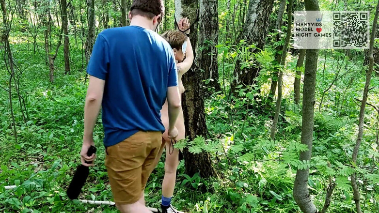 Night Games: Pequena menina grita alto enquanto é espancada enquanto é amarrada a uma árvore