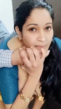 Bhabhi bertetek besar berkongkek dengan tuan rumah untuk hutangnya