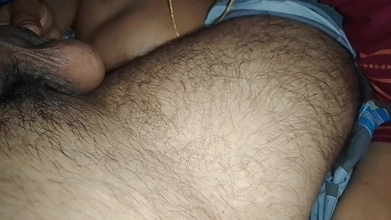 Bijukumar: インドの女の子が夫の睾丸をしゃぶる