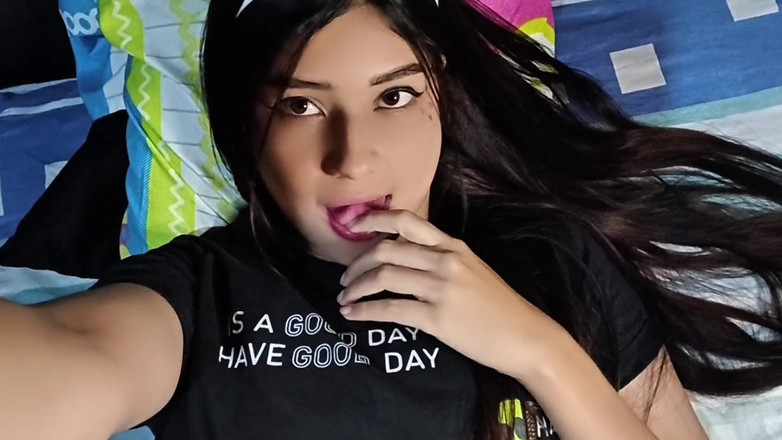 Yulieth Gomez: 18 岁女孩在镜子前脱下裙子 - 让我们操，而不是去找她
