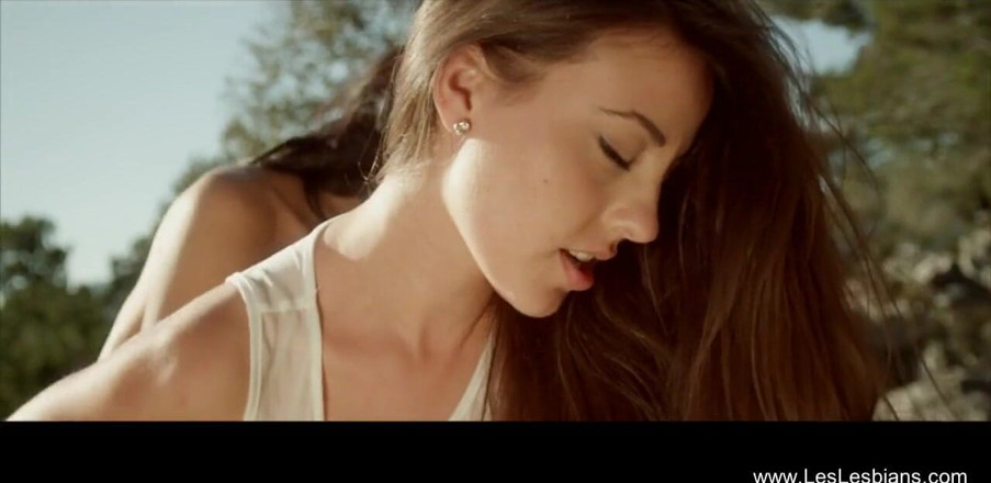 Les Lesbians: Due splendide ragazze lesbiche si stanno divertendo all'aperto