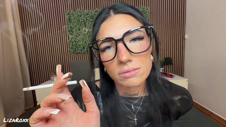 LizaRoxx: Куріння неохайного глибокого заглоту в латексному вбранні