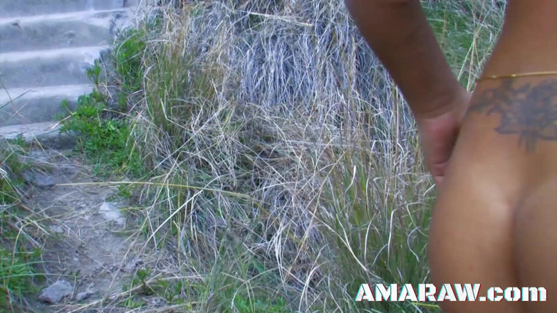 Amaraw: Peituda Oldia Paris com pele escura lidando com ambos os...