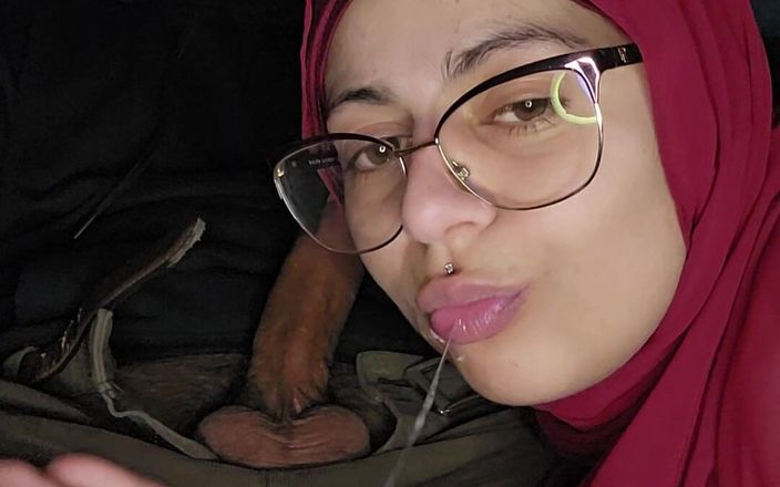 MiaNIqab: Garganta profunda en coche sumisa esposa árabe Mia Niqab