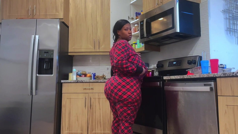 Dirty Diana Fetishes: Horsing v kuchyni