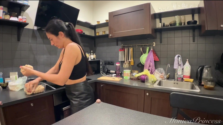 Princess Monica: Basah dari membersihkan, lapar dari memasak, kotor selepas makan