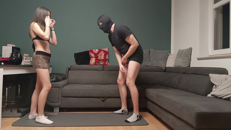 GermanBallsBusted: Ballbusting in einem minirock