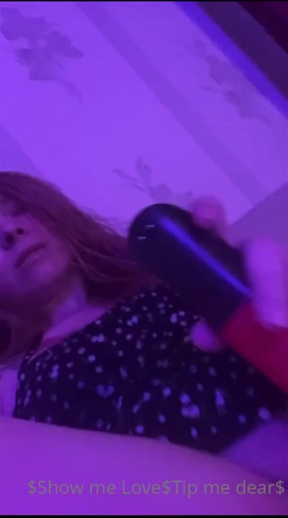 Loly Lola: 抚摸甜美的阴户和微笑，美女想要和你做爱