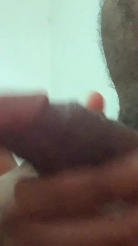 Ottiene il cazzo duro perfetto succhiandolo a carico