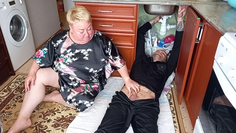 Zona901: Esposa engaña con un fontanero folla y le chupa la...