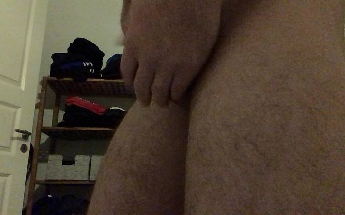 Sexy hunk: Молодий чоловік демонструє своє сексуальне тіло