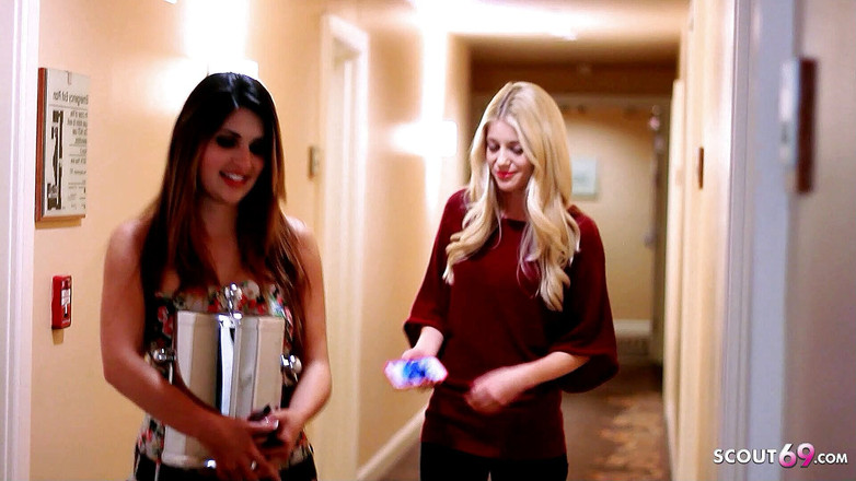 Full porn collection: 金发继妹在酒店房间里干苗条少女达到高潮