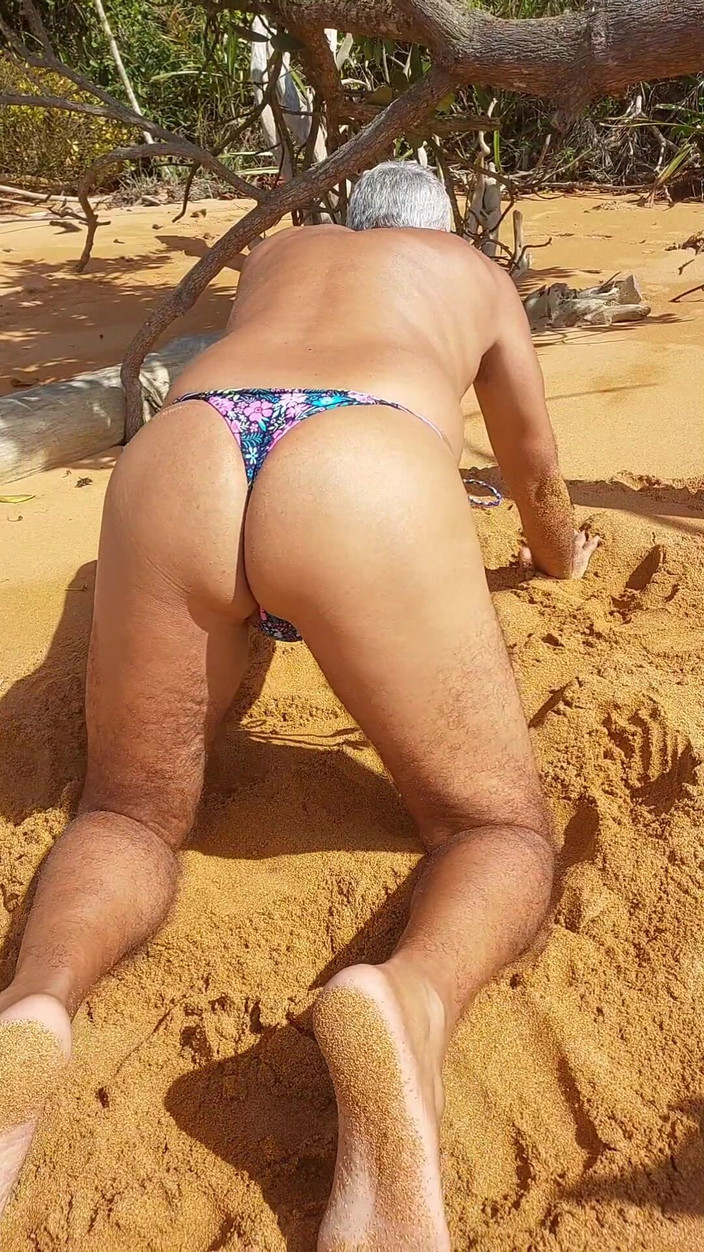 Ladysilvas: Ladysilva De Bikini Na Praia Publica Exibindo Sua Bunda Gostosa