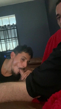 Porno gucken und einfach schwanz abschleppen. Schwanzlutschen ist unsere lieblingsbeschäftigung!