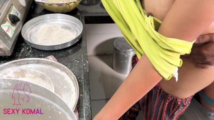 Sexy Komal: Lembut saat memasak