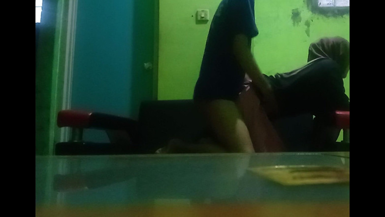 Famly sex: Tôi gần như phát hiện ra khi tôi đụ âm hộ của...