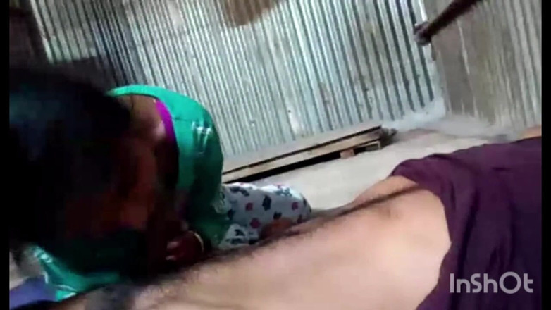 AmpleOunce283: 義理の妹が私のペニスをしゃぶっていて、ディープスロートでの激しいフェラの後、私は彼女の口の中で射精しました