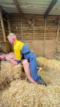 Une voyante aux seins nus se fait baiser plus fort que prévu par Sam le fermier dans sa grange