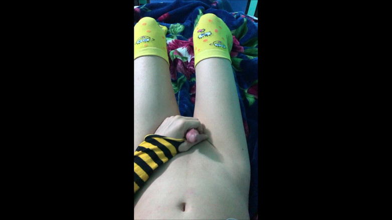 top femboy: Femboy трясе ноги