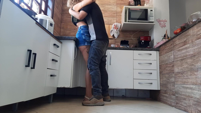 Gabi SweetCouplesStories: Sevgilisi onu öperken gavatla telefonda konuşuyor