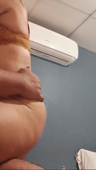 집에 혼자 있는 동안 애인의 자지를 따먹는 미시 밀프