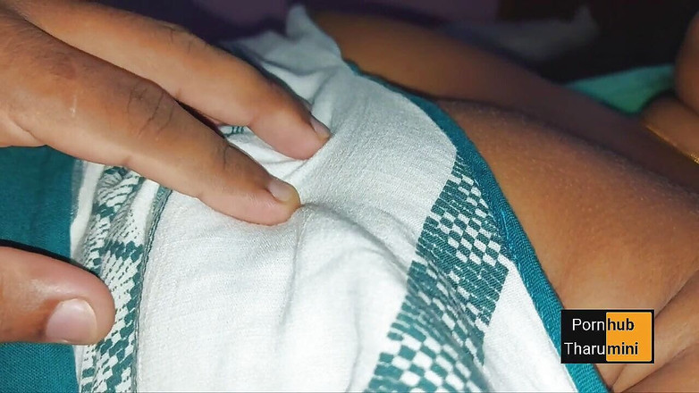 Tharumini_Official: Nippelspiel in nahaufnahme