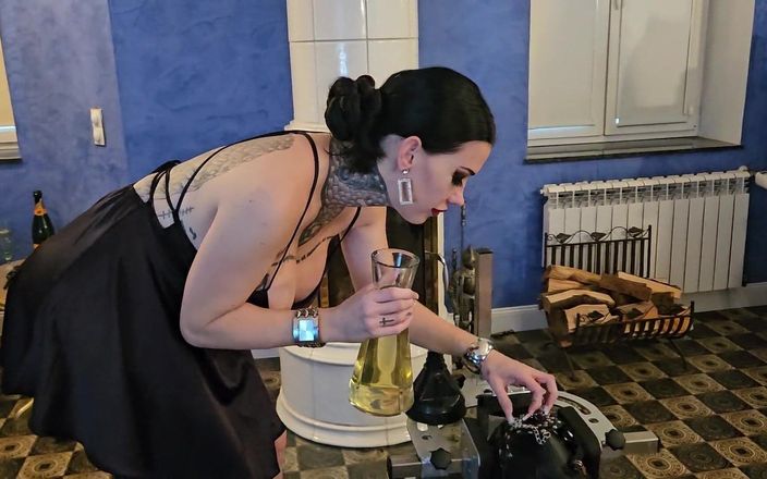 Strict Senz: Miss Alessa Milano My Pee to twoja przyjemność