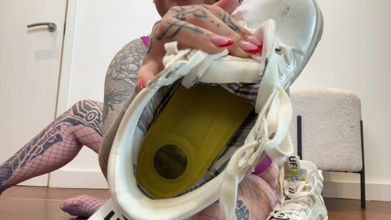 Miss Valentina: Pelatihan mesek bejat yang bejat