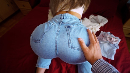 wowlove: सौतेला भाई सौतेली बहन को अपने कमरे को साफ करने में मदद करता है ... लेकिन चीजें गंदी हो गई ...