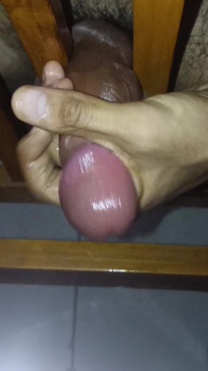 slayboy69: Тинка намазала маслом его большой член и большие яйца и трется между стулом и жестко кончает со стонами