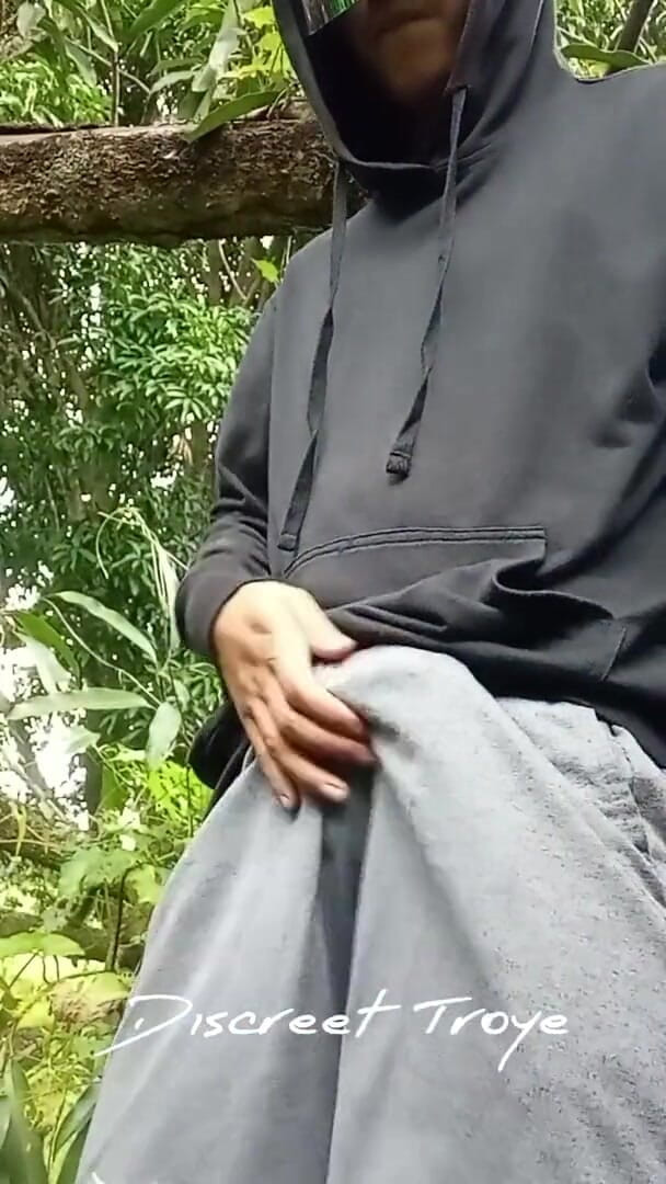 Troye_AsianPinoy: Pinoy enorme lading sperma in zijn trui