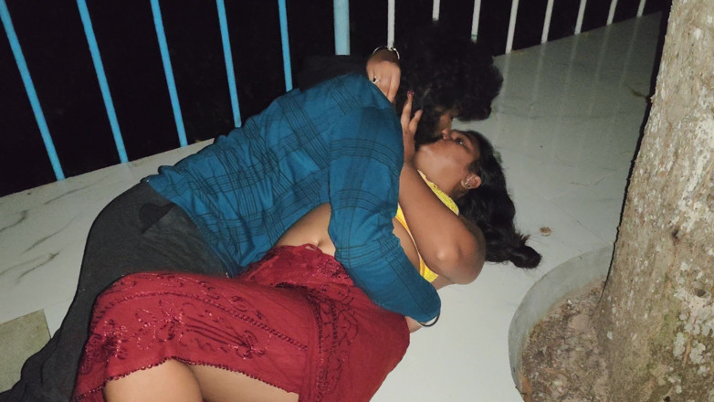 Vaigavarun45: Sexo ao ar livre perto do rio em noite, casal...