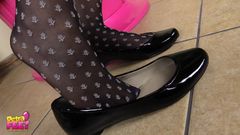 Best Nylon Feet Videos: Petra выглядит жарче, чем поверхность солнца в просто черных колготках Wolford с цветочным узором