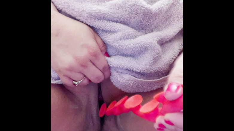 36dddlovely: कौन इस चूत को खाने जा रहा है