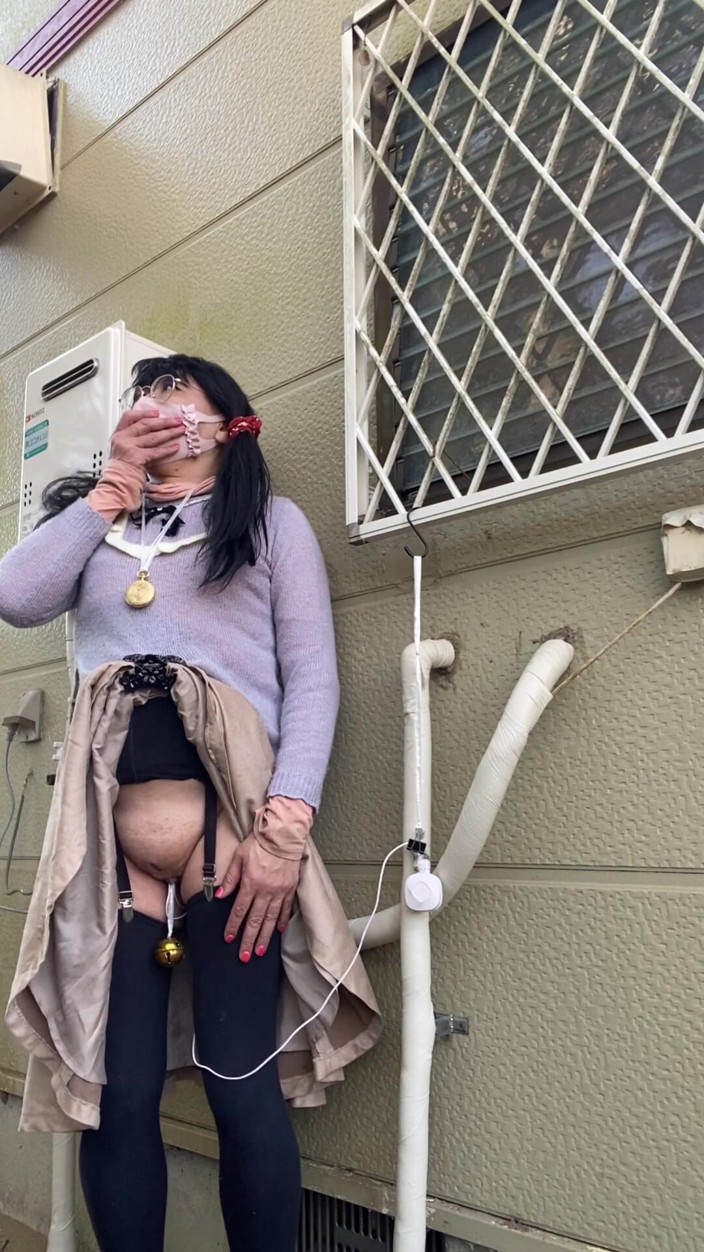 megu2002: No117 Ховається в тіні будинку сусіда і мастурбує