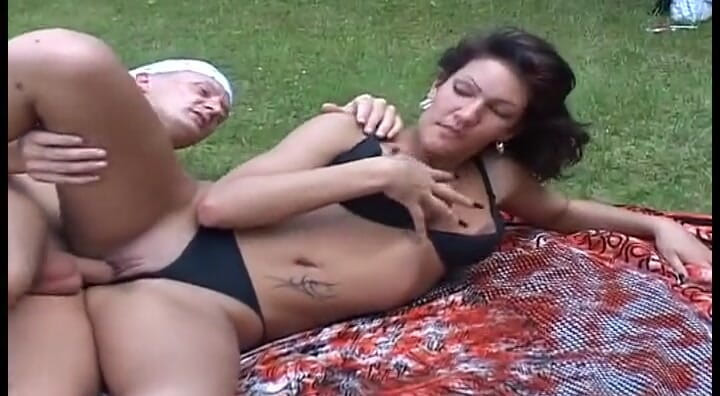 Busty German Sluts: La bella e tettona bionda tedesca mangia sborra all'aperto